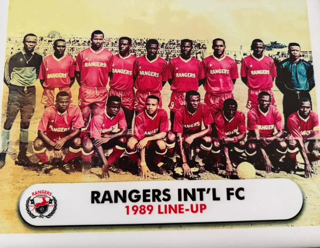 The 1989 Rangers squad in red kit, two rows, with goalkeepers at either end.